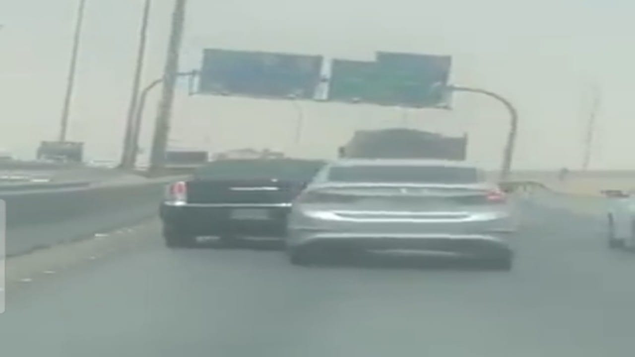 شاهد.. قائد مركبة يصطدم بالسيارات على طريق سريع في الرياض 