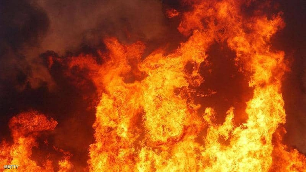 رجل يشعل النيران في جثة ابنه بعد قتله