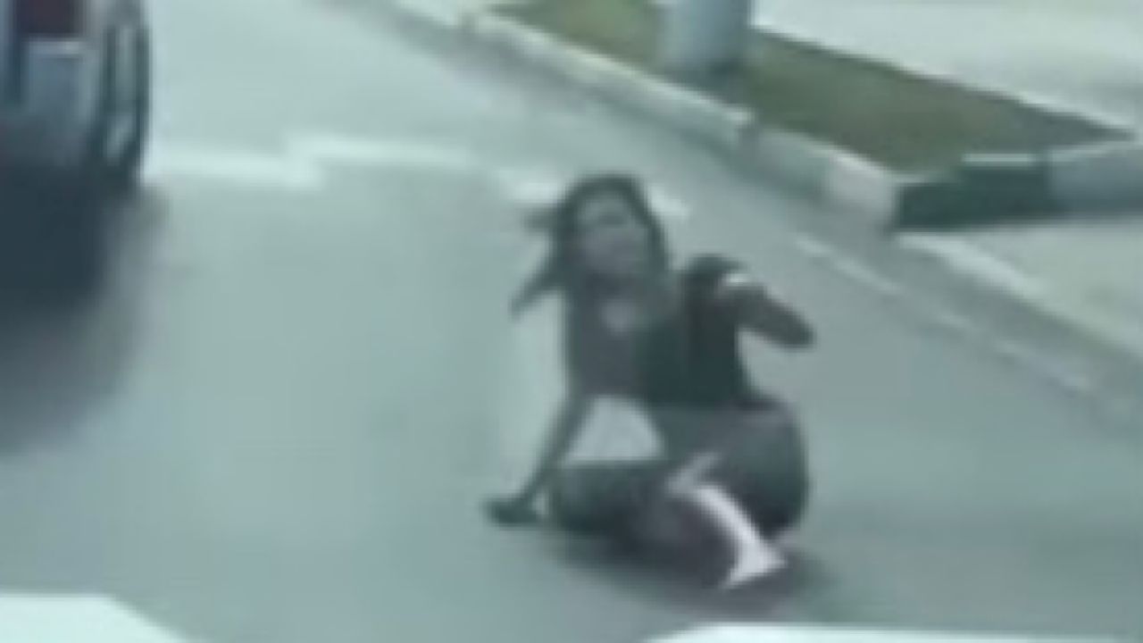 بالفيديو.. امرأة تنجو من حادث أليم بعد سقوطها من سيارة أثناء رقصها