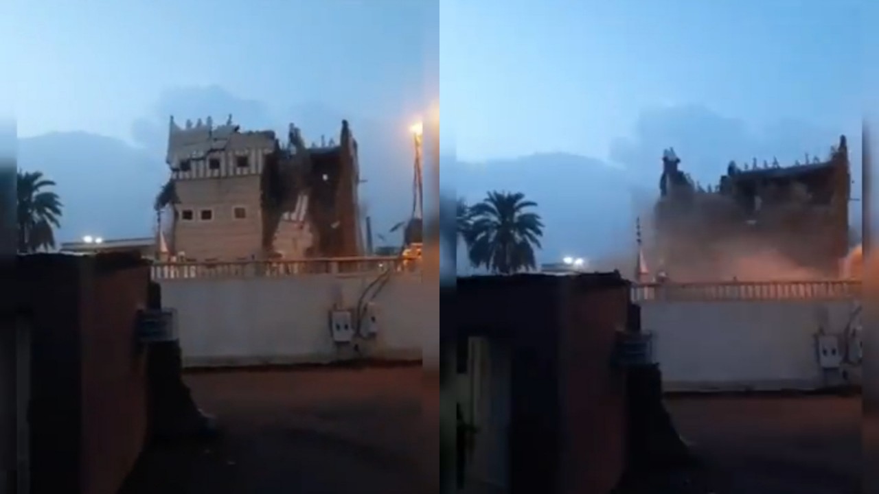 ‏بالفيديو.. انهيار بيت طيني قديم بفعل الأمطار في نجران