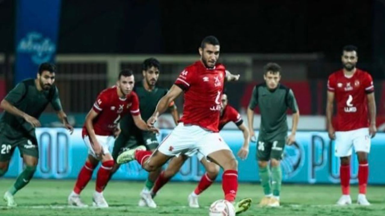 حكم دولي: حصول هشام حافظ على 3 إنذارات لا يتطلب إعادة مباراة الأهلي المصري