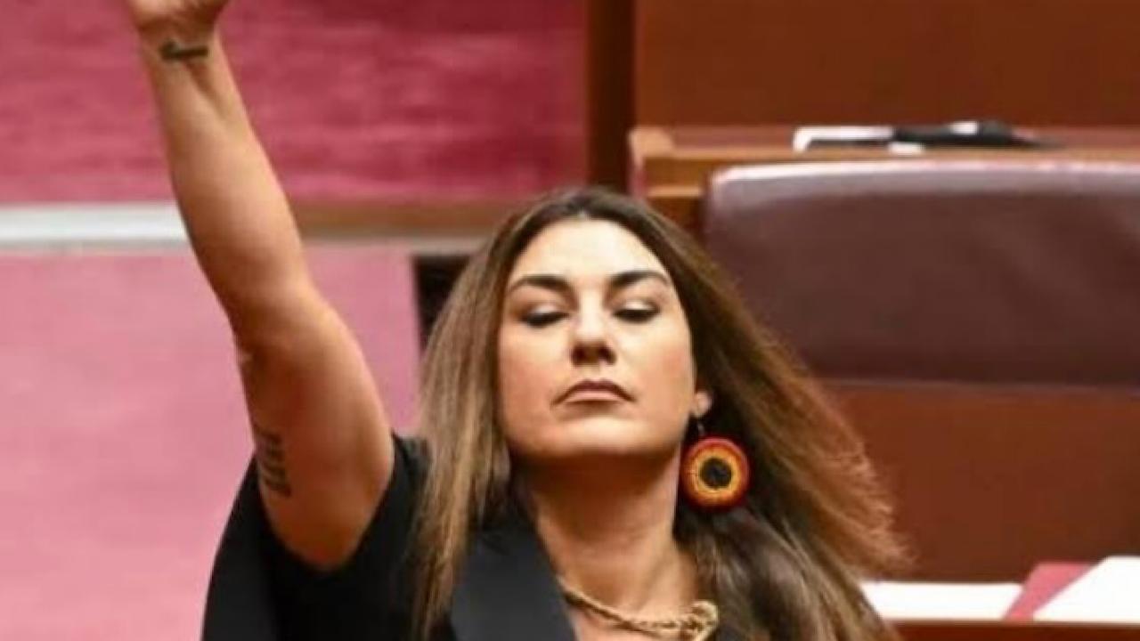 “نائبة أسترالية” تصف الملكة إليزابيث الثانية بأنها “مستعمرة” (فيديو)