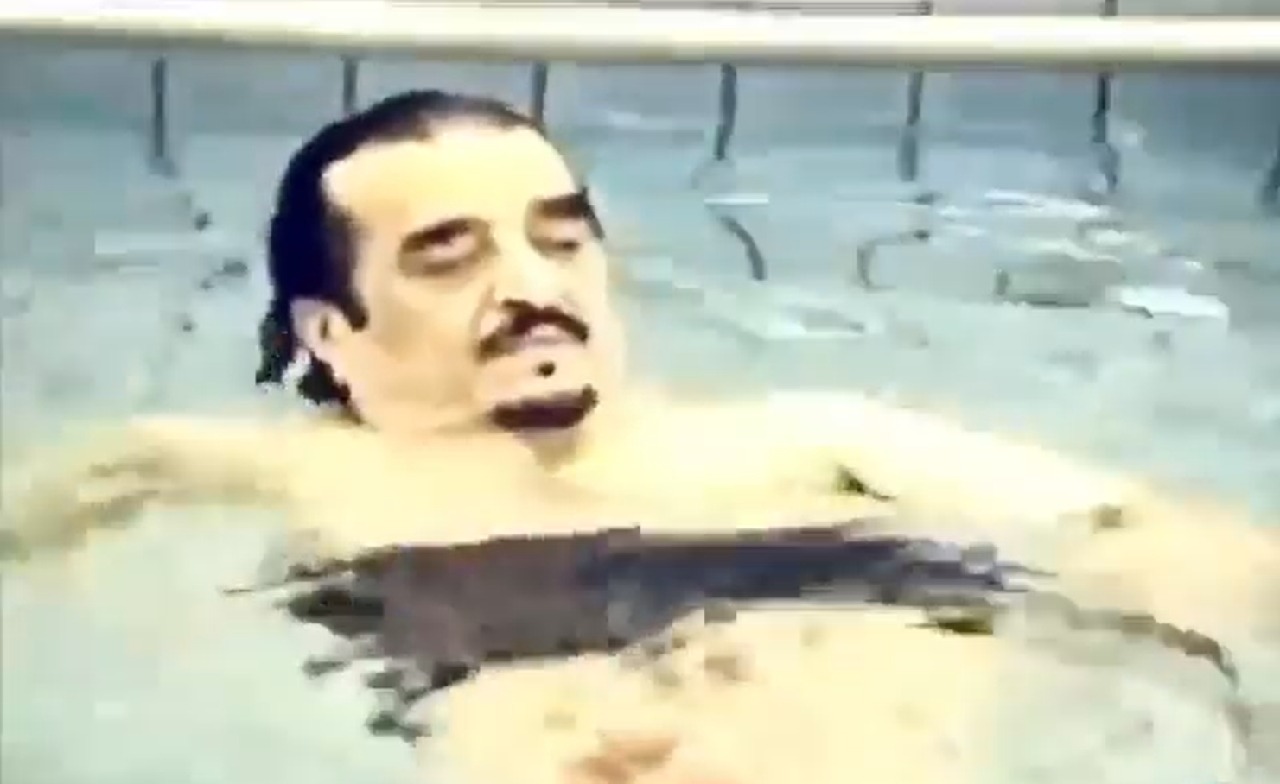 فيديو نادر للملك فهد وهو يمارس السباحة برفقة نجله الأمير عبدالعزيز