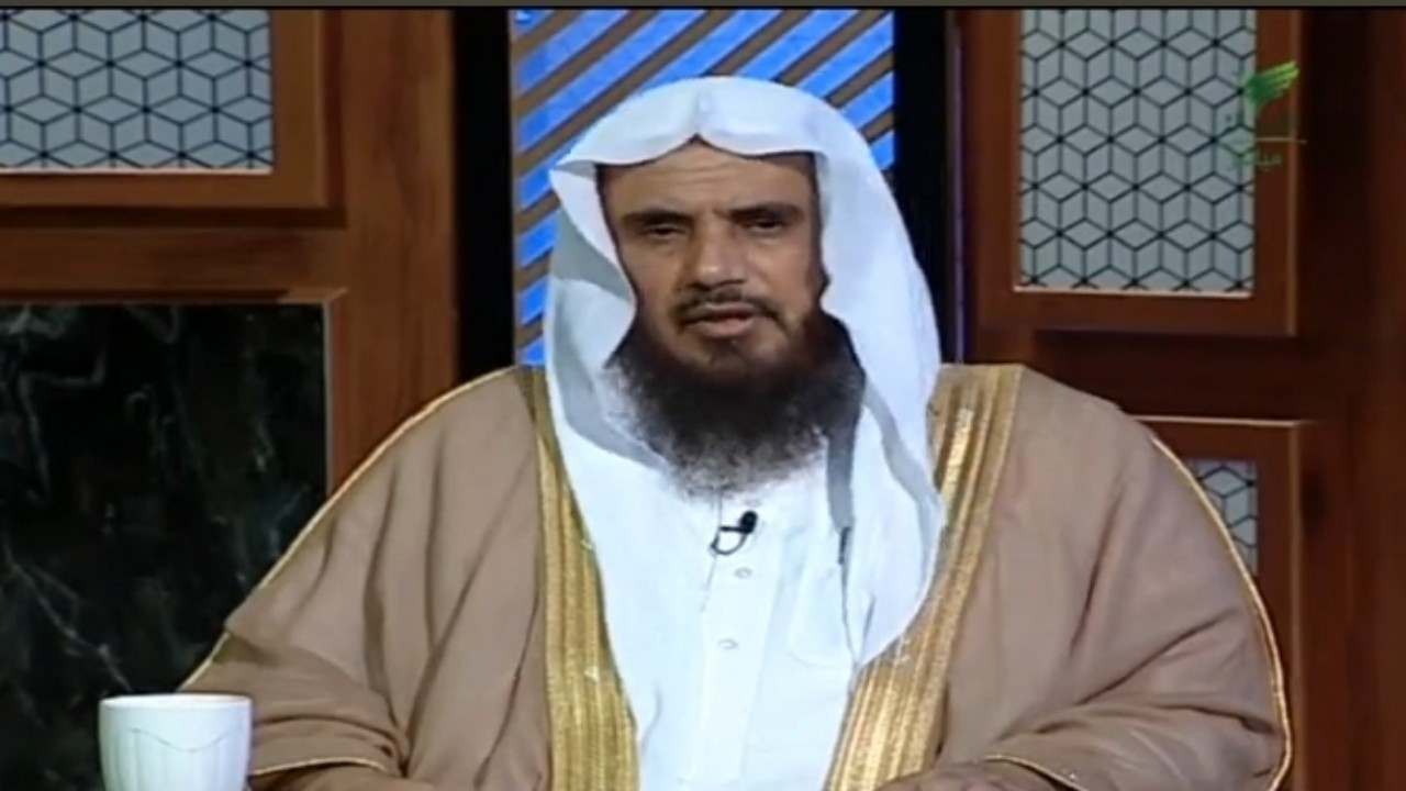 بالفيديو.. “الخثلان” ‏يوضح هل يجوز للأم أن تعطي الابن من مصروف البيت دون علم زوجها؟