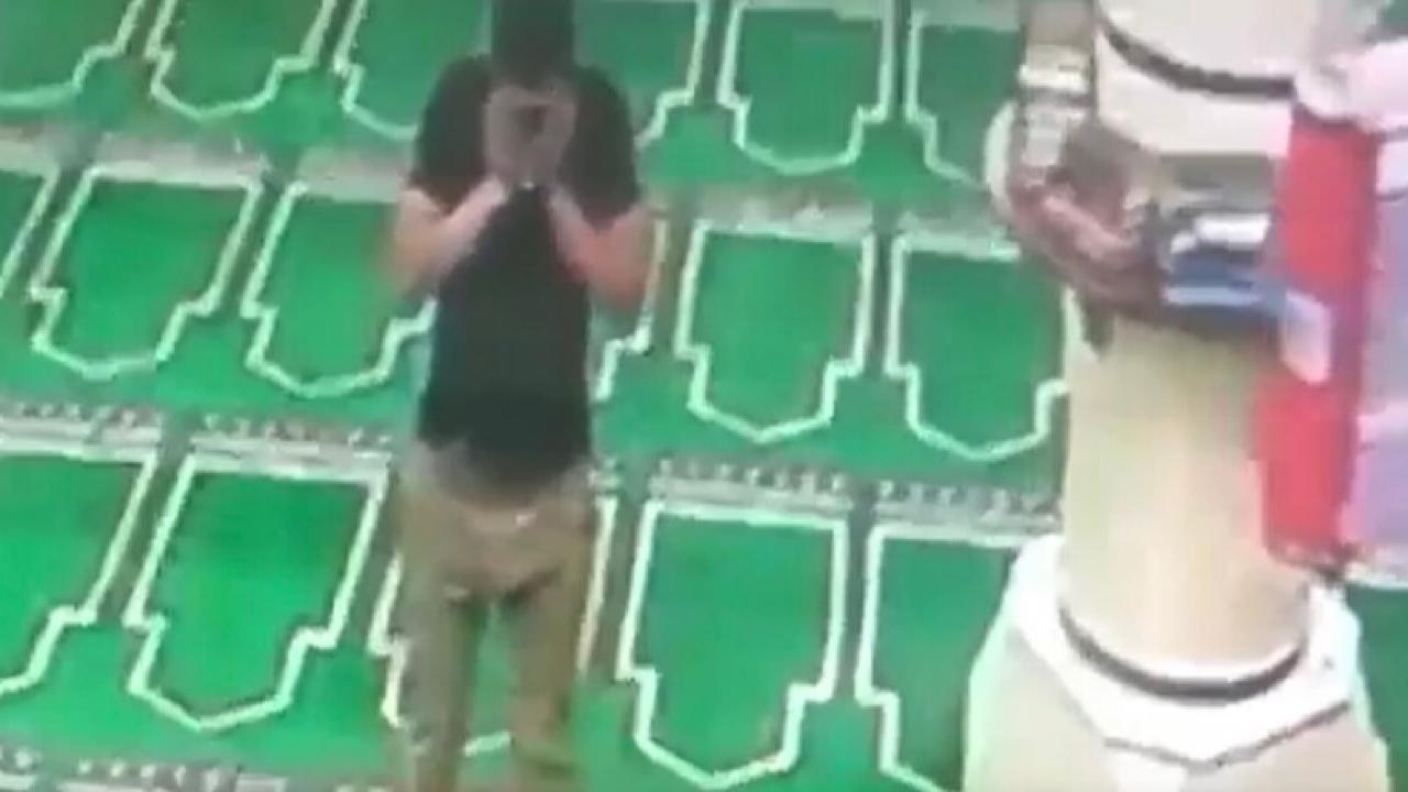 بالفيديو .. لص يسرق هاتف من المسجد أثناء سجود صاحبه