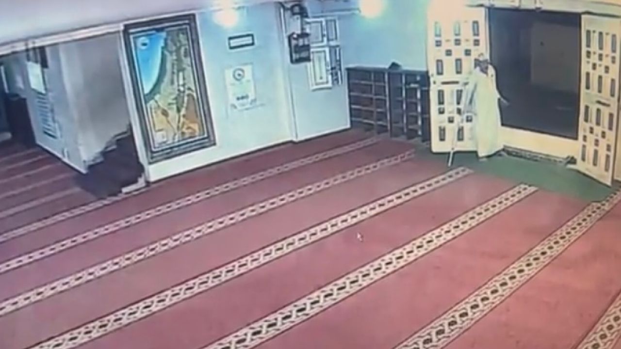 بالفيديو .. وفاة مسن لحظة دخوله المسجد لصلاة الفجر