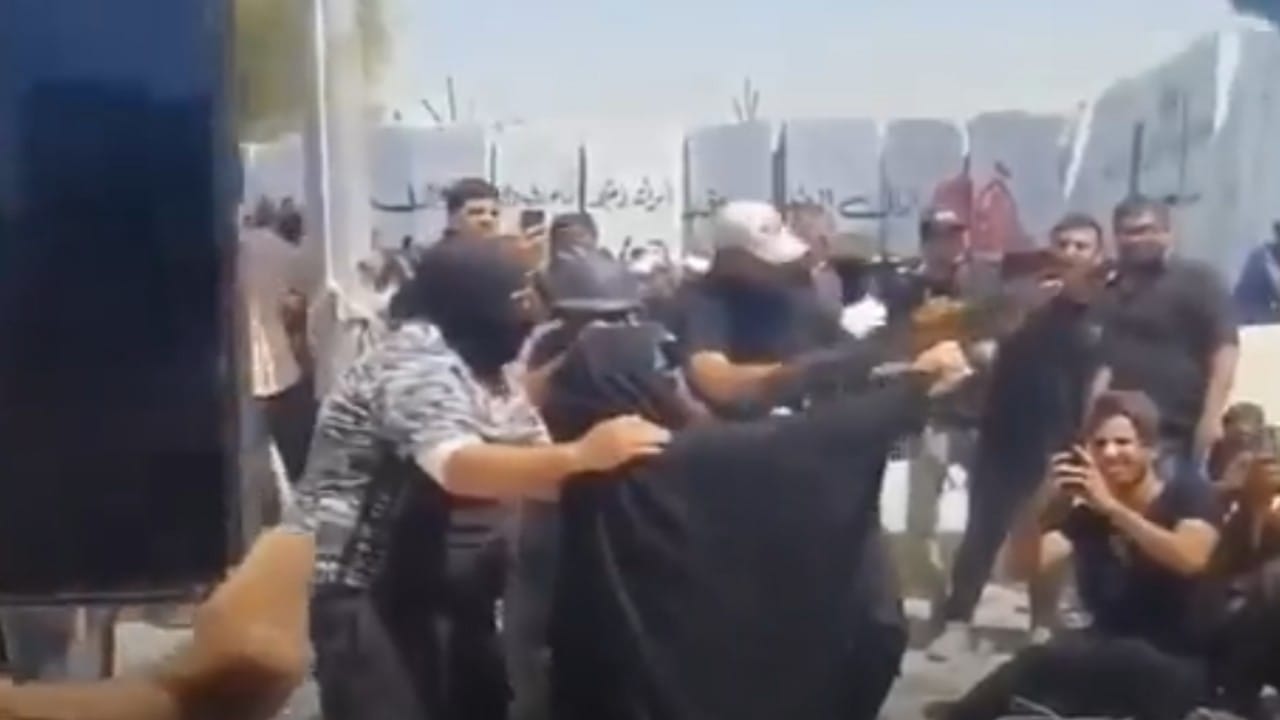 بالفيديو.. المحتجون في بغداد يمكنون سيدة من الإطلاق العشوائي