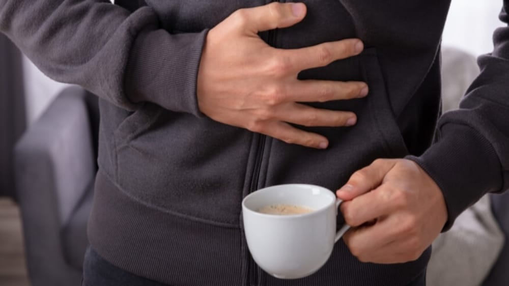 “الذيابي”: القهوة تزيد من شدة أعراض عسر الهضم