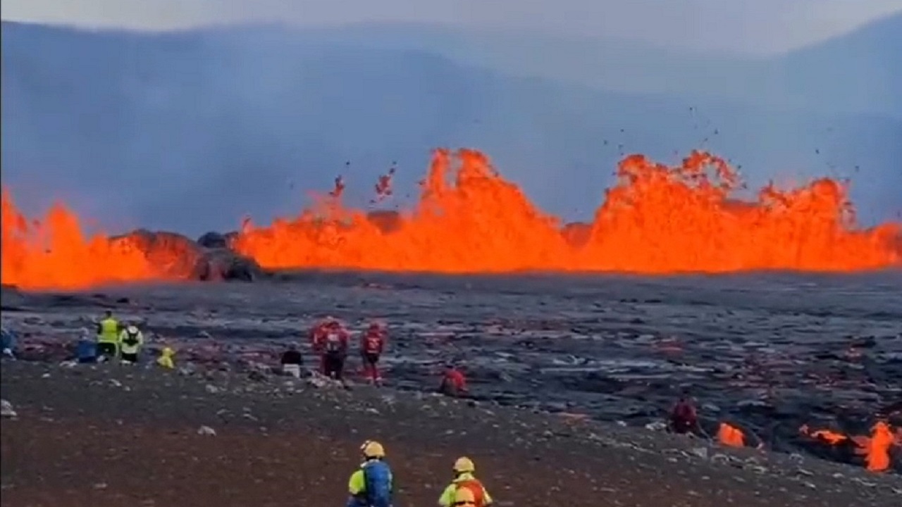 فيديو &#8220;مذهل&#8221; للحظة ثوران بركان في آيسلندا