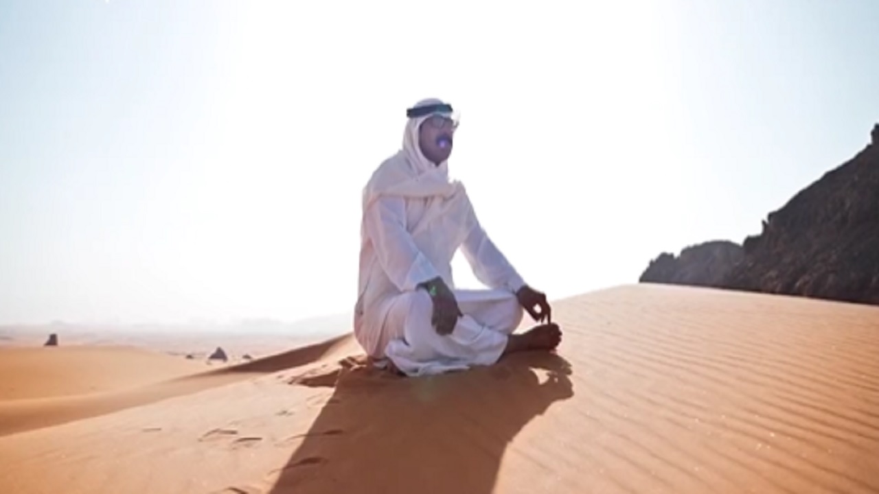 بالفيديو.. موقف مؤثر يحول مواطن لمتطوع لإنقاذ مفقودي الصحراء