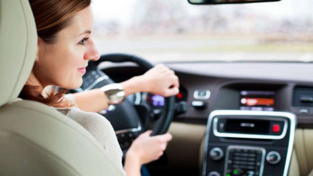 دراسة: النساء أكثر مهارة من الرجال في التحكم بالسيارة