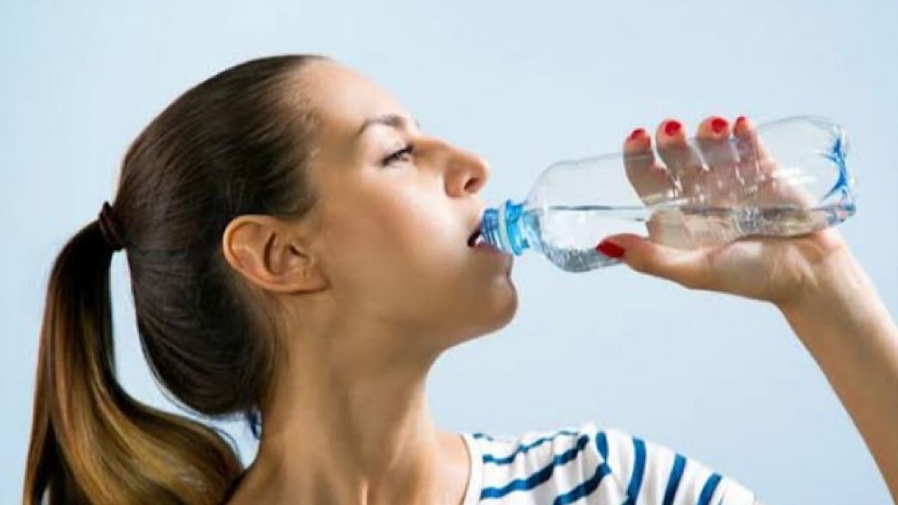 طرق منزلية مفيدة لتذكرك بشرب الماء الكافي للجسم