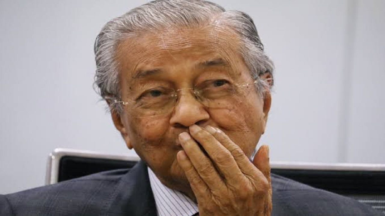 نقل رئيس الوزراء الماليزي السابق إلى المستشفى بعد ثبوت إصابته بكورونا