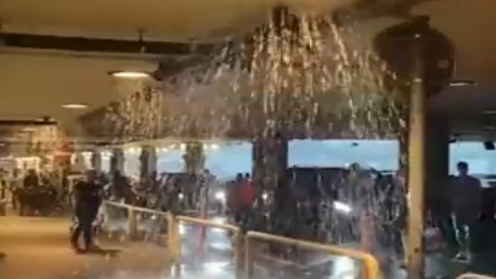 بالفيديو.. تدفق المياه من سقف مطار جنيف