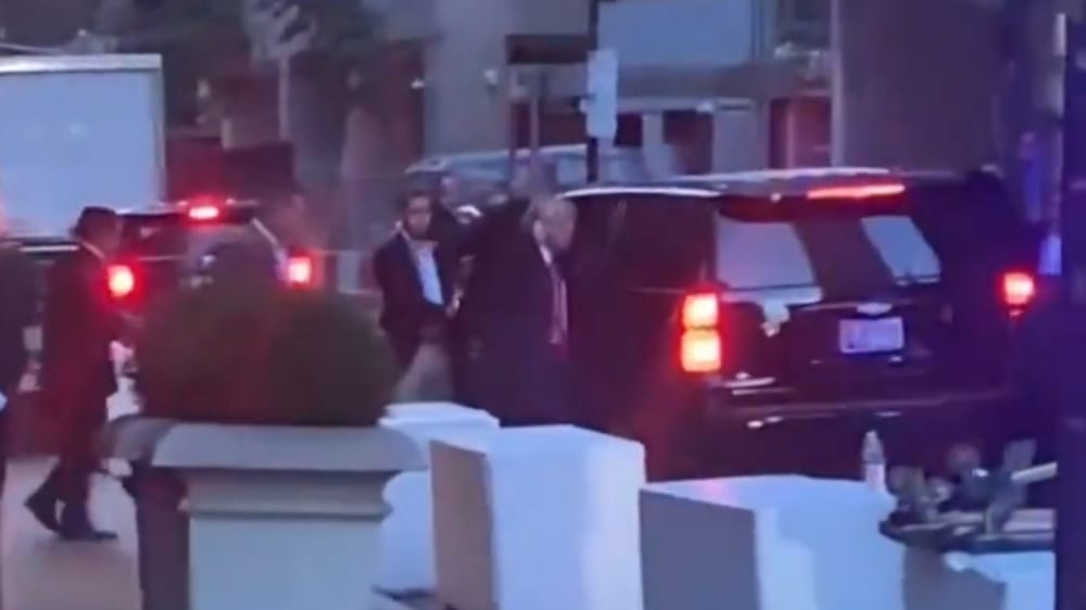 بالفيديو.. &#8220;ترامب&#8221; يغادر برجه بصمت بعد مداهمته