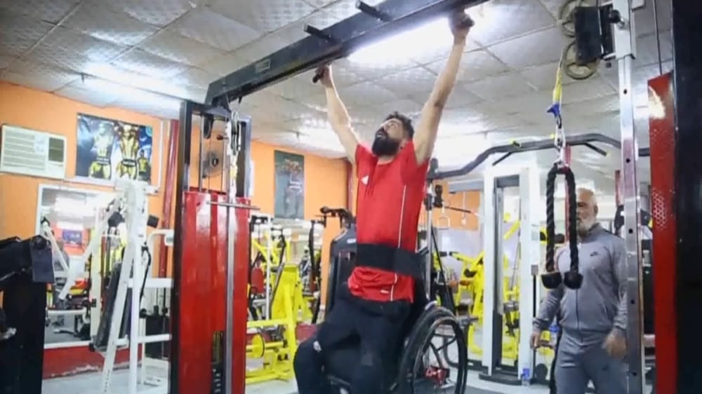 بالفيديو.. شاب يتغلب على إعاقته بممارسة الرياضة في القريات