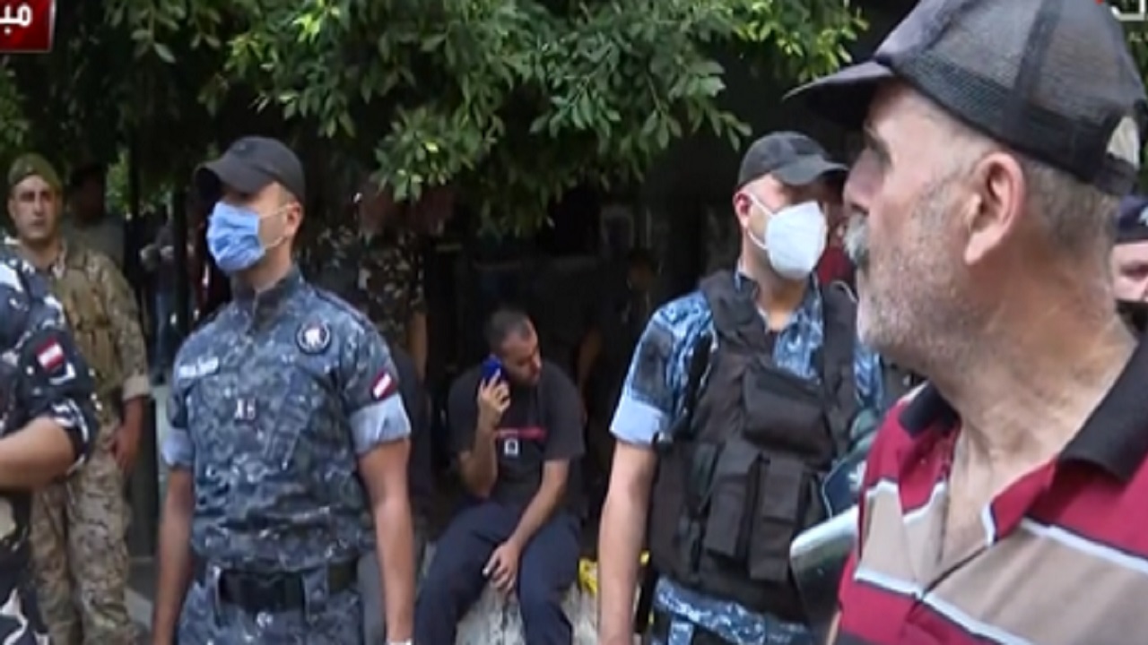 بالفيديو.. لبناني متضامن مع محتجز الرهائن داخل مصرف: الدولة حولتنا لإرهابيين