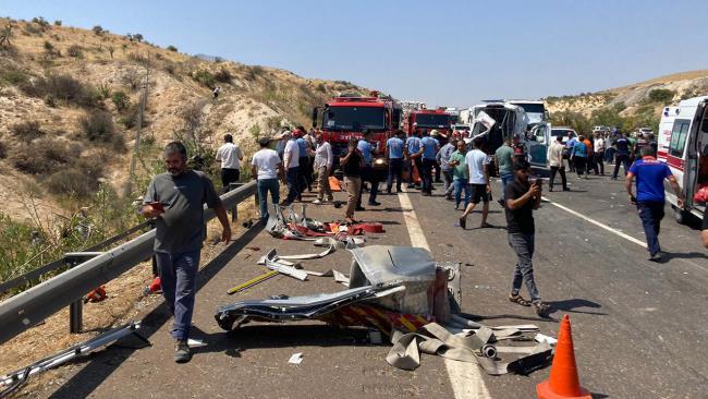 شاهد.. مصرع 15 شخصاً وإصابة 22 آخرين في حادث اصطدام حافلة بثلاث سيارات في تركيا