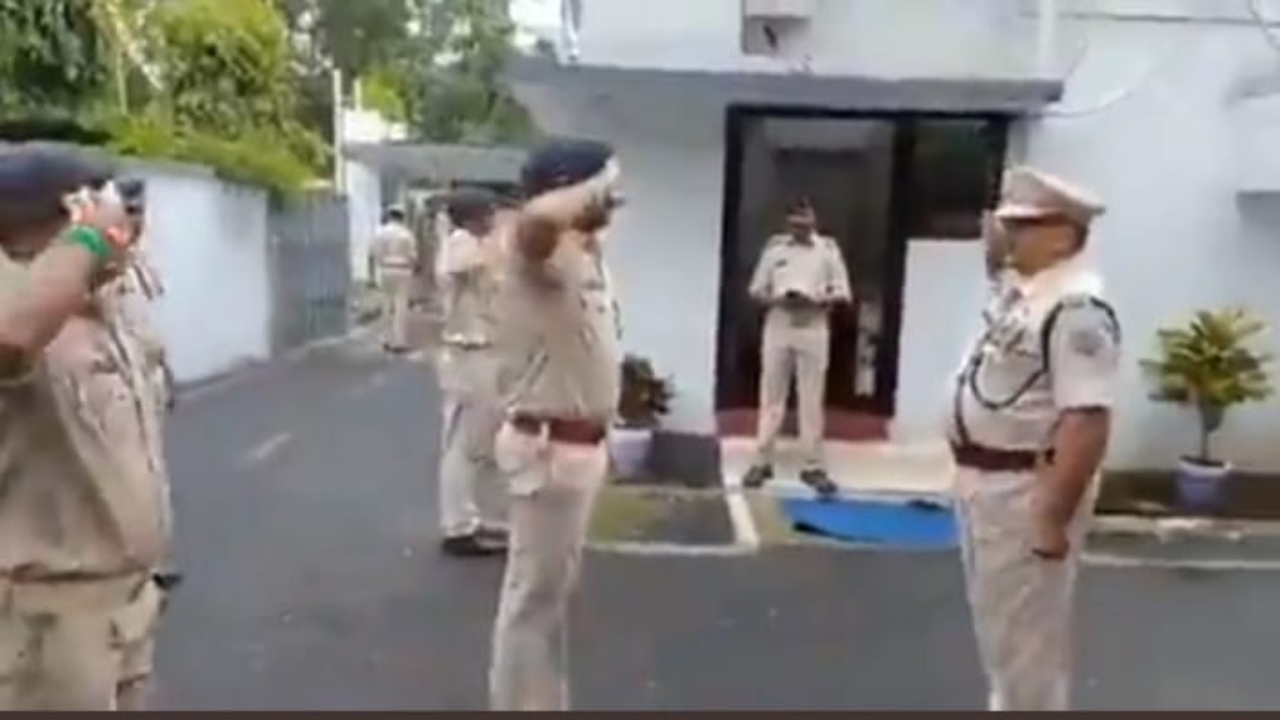 بالفيديو.. أفراد شرطة ولاية الهندية يرقصون على نغمات الموسيقى