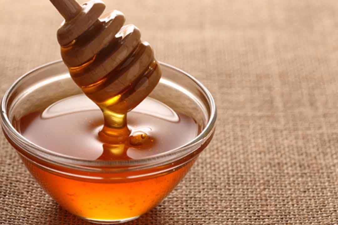 طبيب يوجه نصيحة هامة لمن يستخدم العسل لتحلية مشروبي الصباحي