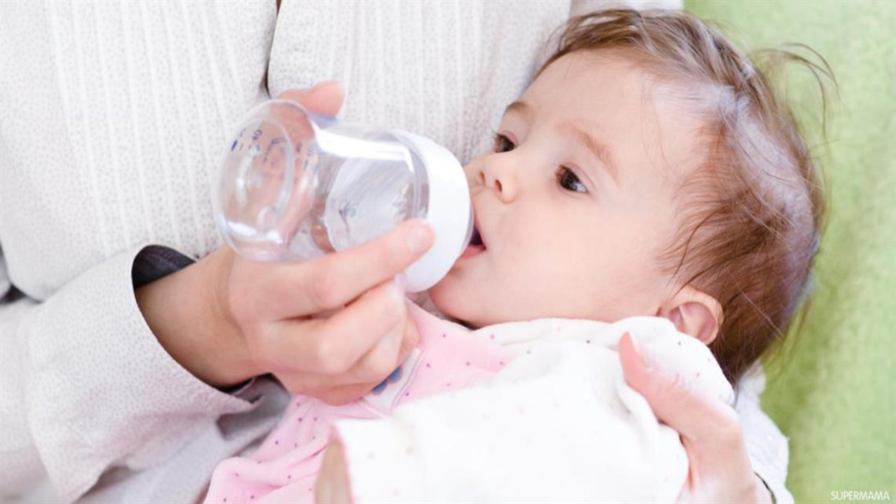 مختصون: شرب الأطفال الرضع للماء قد يصيبهم بتسمم