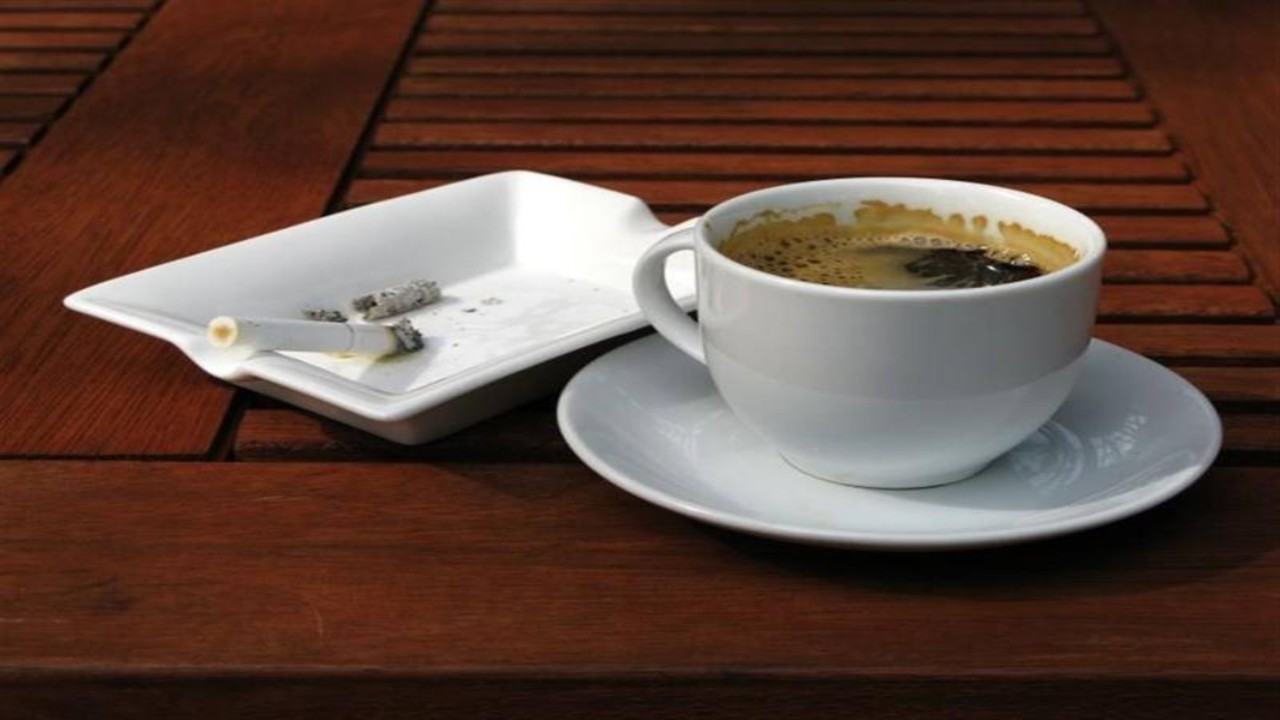 دراسة: مركبات في القهوة تجعل المدخنين أكثر شراهة لتناول السجائر
