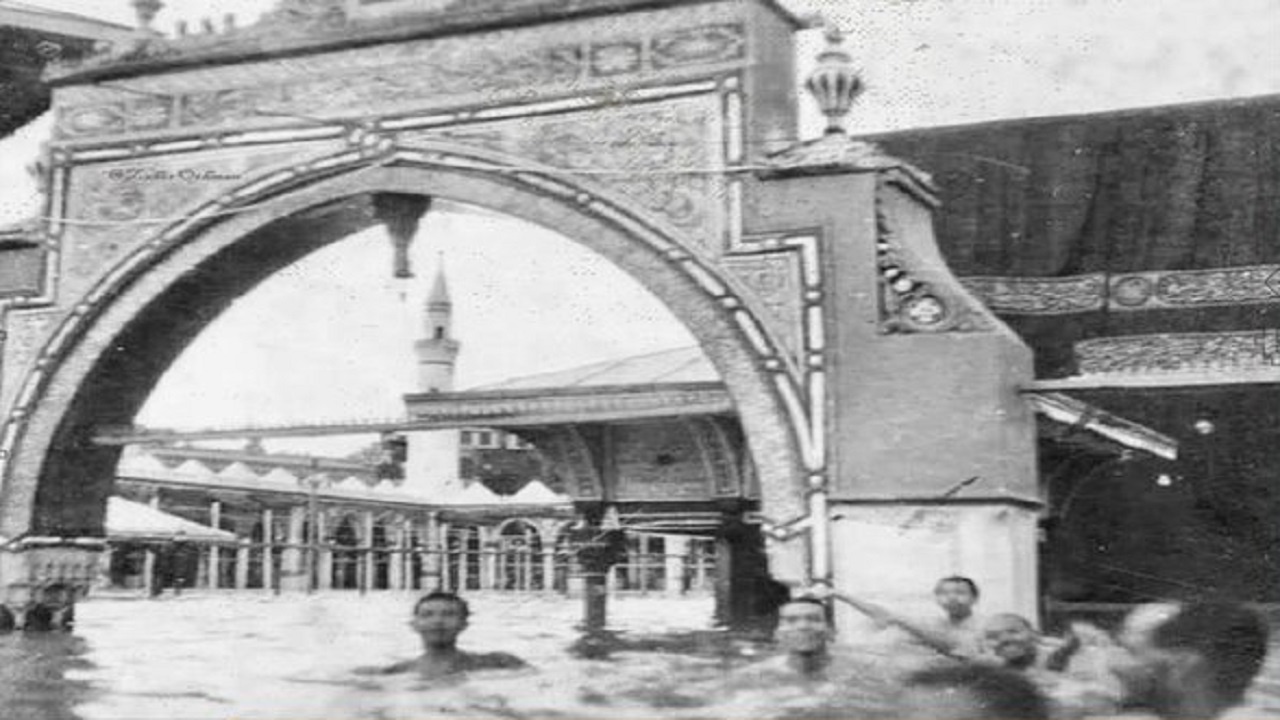 صورة قديمة لامتلاء صحن المسجد الحرام بمياه سيل قبل 81 عاما