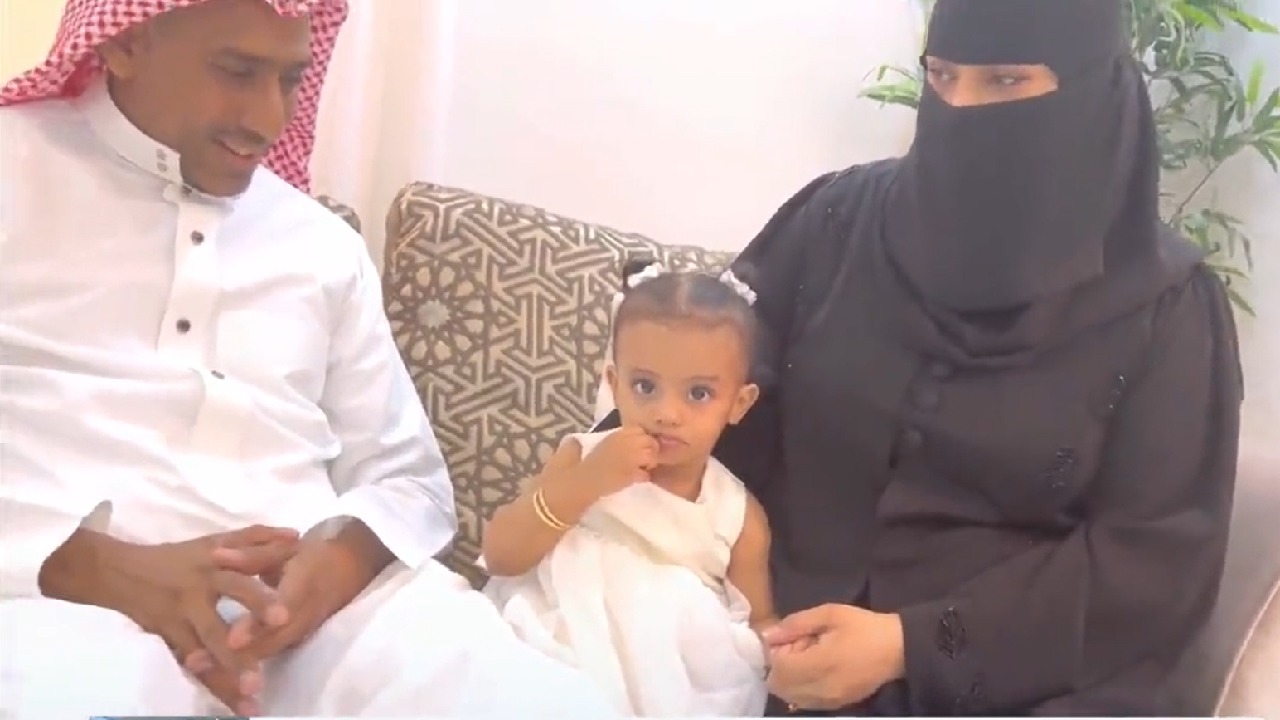 بالفيديو.. زوجان سعوديان يرويان كيف تغيرت حياتهما بعد احتضان طفلة في جازان