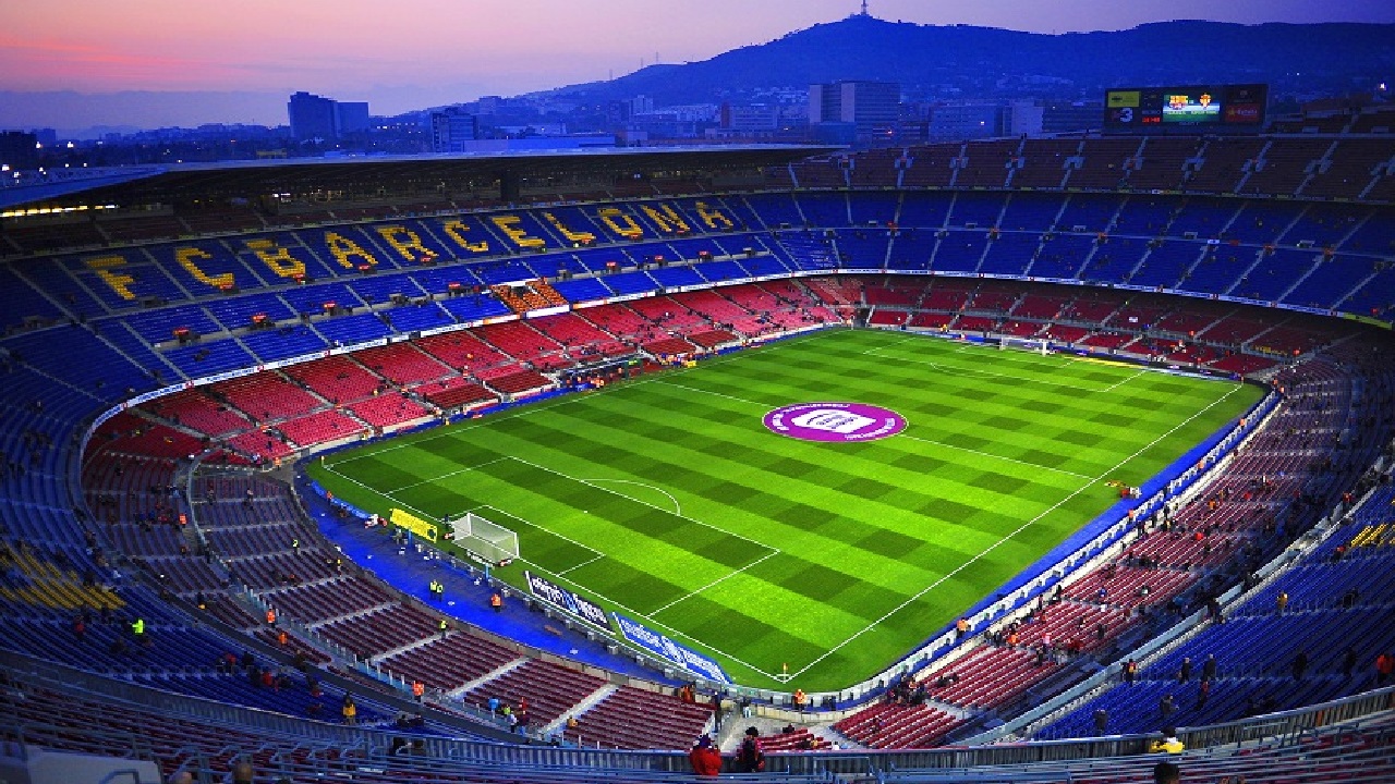 بالفيديو.. لحظة رصد جرذان كبيرة في ملعب برشلونة
