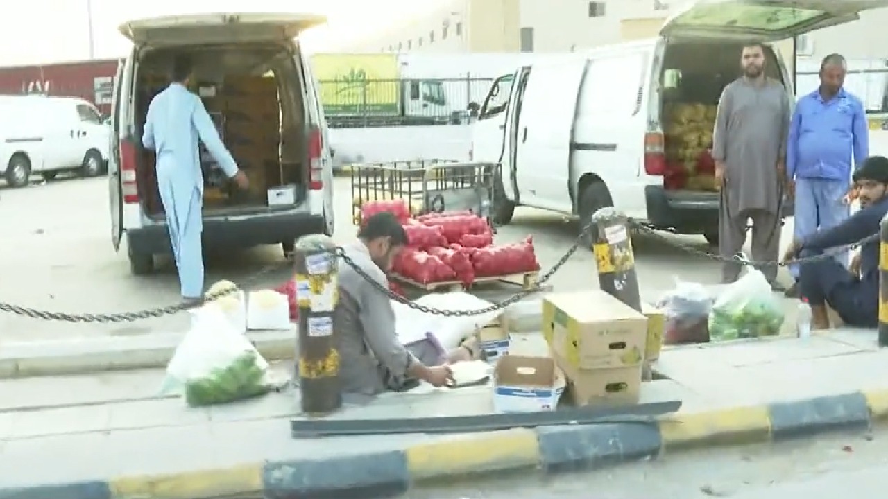 بالفيديو.. عمالة أجنبية تسيطر على سوق الخضار بالرياض رغم قرار التوطين
