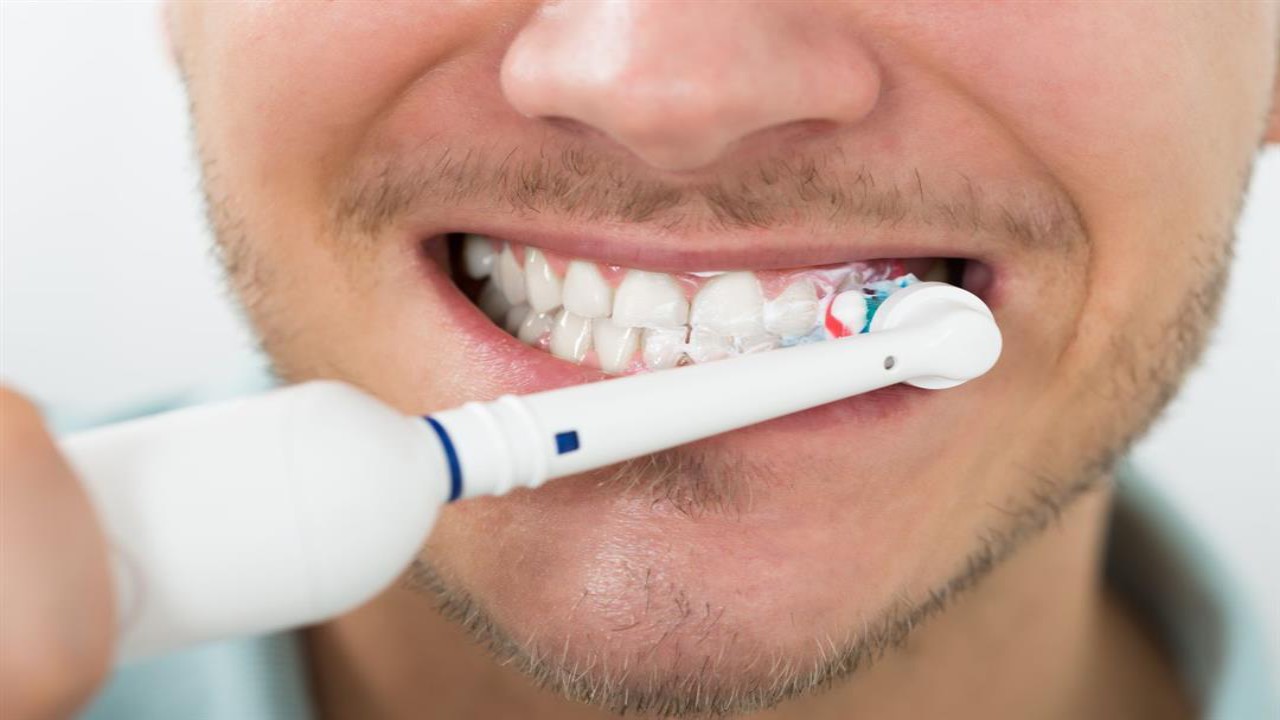 خبيرة: تنظيف الأسنان بهذه الطريقة مُضر.. وهذه الطرق الصحيحة