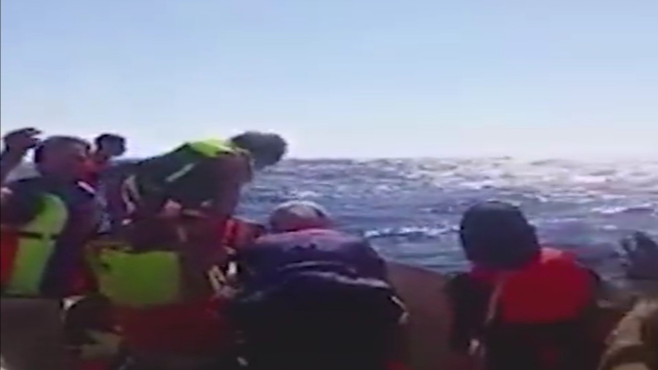 ‏”القبطان نايم”.. لحظات صعبة لنجاة 100 لبناني من الغرق بأعجوبة (فيديو)
