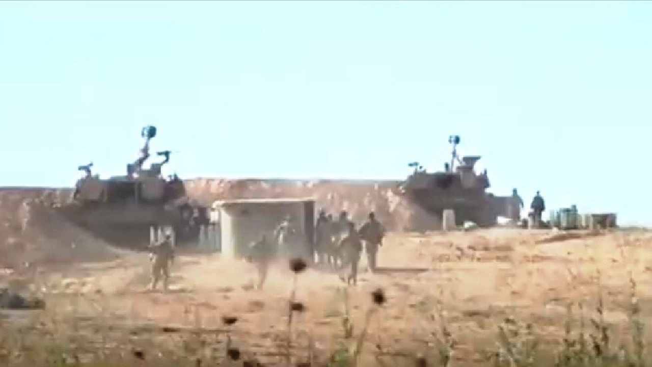 شاهد .. لحظة فرار جنود إسرائيليين بعد سماعهم صافرات الإنذار في غزة