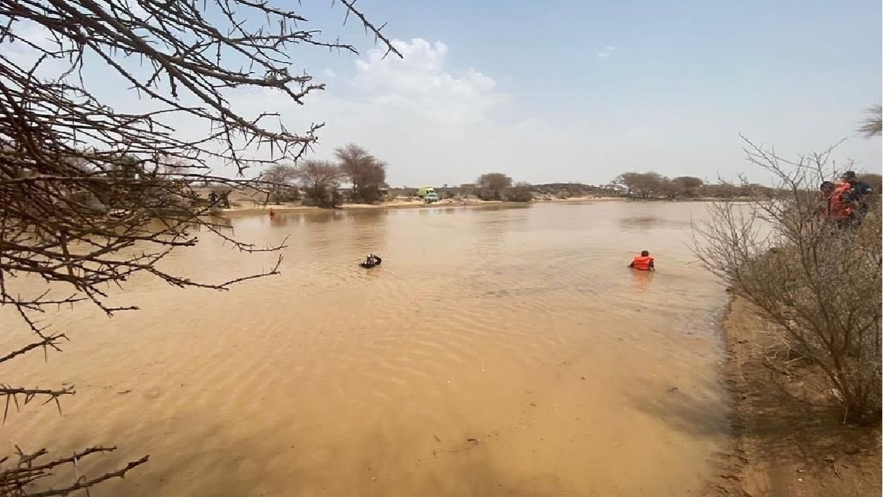 الدفاع المدني ينتشل جثث  4 أشخاص وطفل توفوا غرقاً في مستنقع مائي – صور