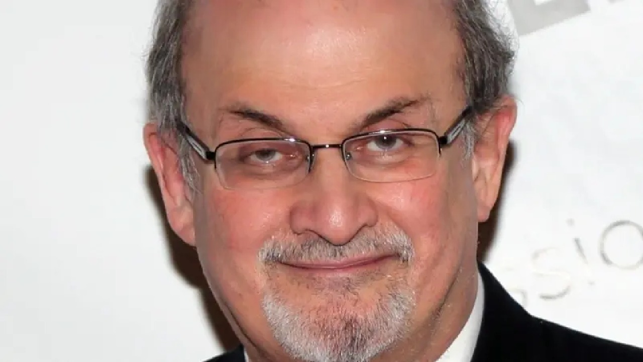 من هو سلمان رشدي الذي رصدت إيران مكافأة 3 ملايين دولار لاغتياله؟