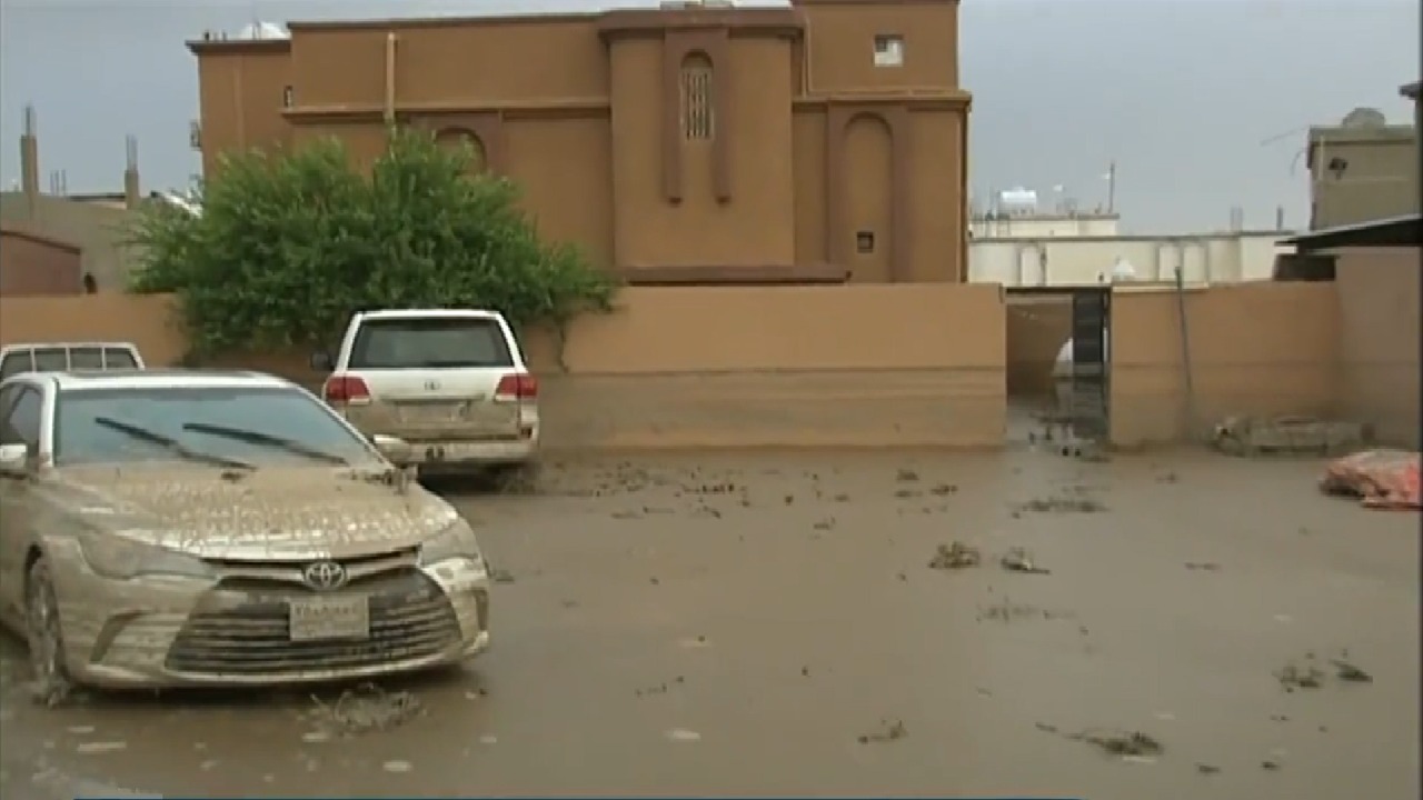 أهالي أحد المسارحة يغادرون منازلهم عبر الأسطح بسبب سوء تصريف مياه السيول &#8211; فيديو