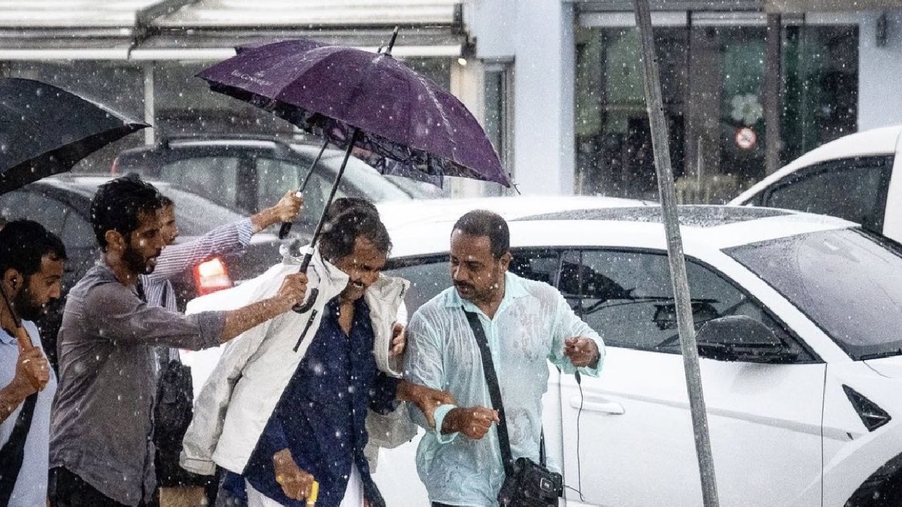 صورة لوالد أمير قطر تحت المطر تثير تفاعلا