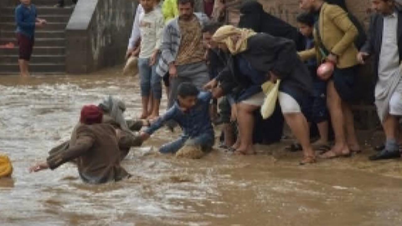 وفاة 77 شخصًا بسبب الأمطار والفيضانات في اليمن