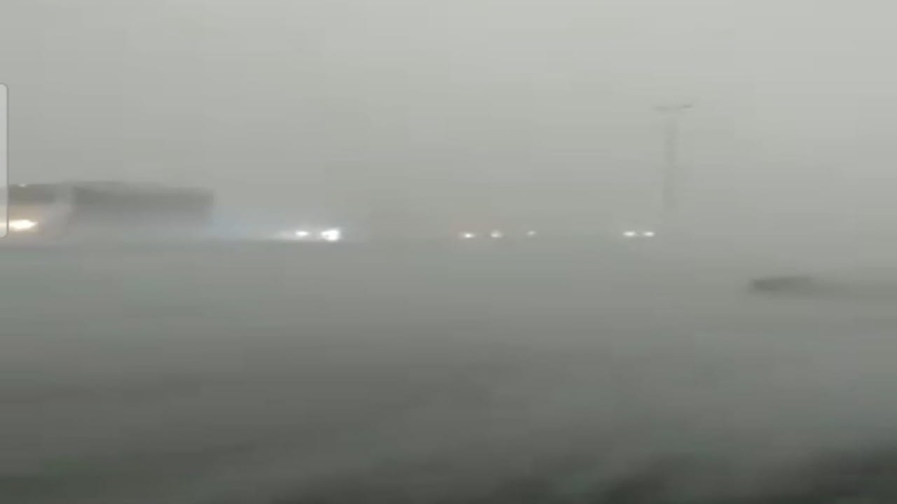 شاهد.. عاصفة أمطار غزيرة على طريق “أبوعريش_ أحد المسارحة” 