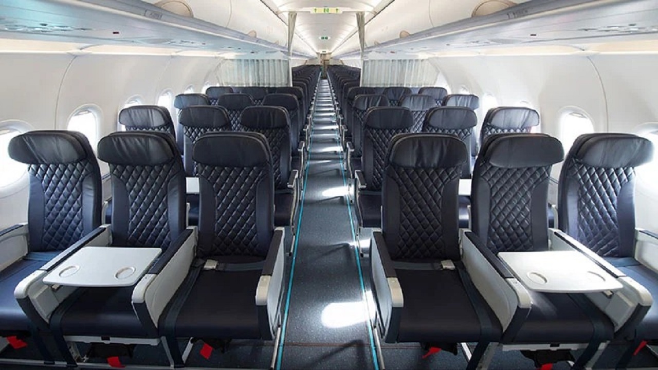 راكب يلغي سفره وينزل من طائرة ناس بعد تأخر رحلته