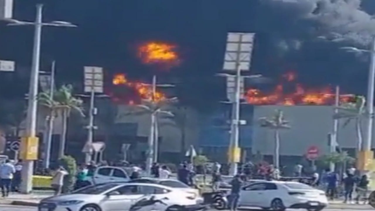 شاهد.. اندلاع حريق هائل بأحد المولات التجارية في مصر 