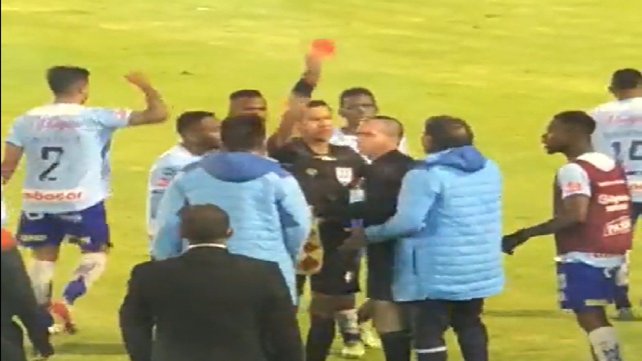 شاهد .. الاعتداء على حكم بسبب احتسابه ركلة جزاء!