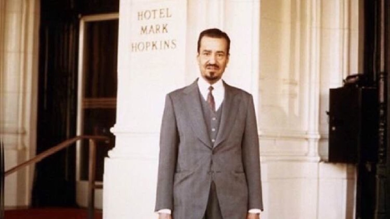 صورة نادرة للملك خالد أمام فندق “مارك هوبكنز” بأمريكا