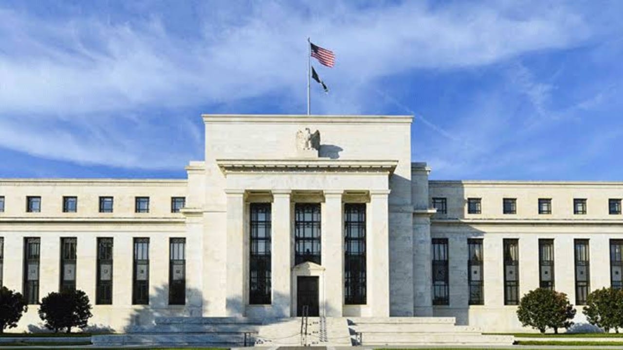توقعات برفع المركزي الأمريكي سعر الفائدة إلى 0.5 % 