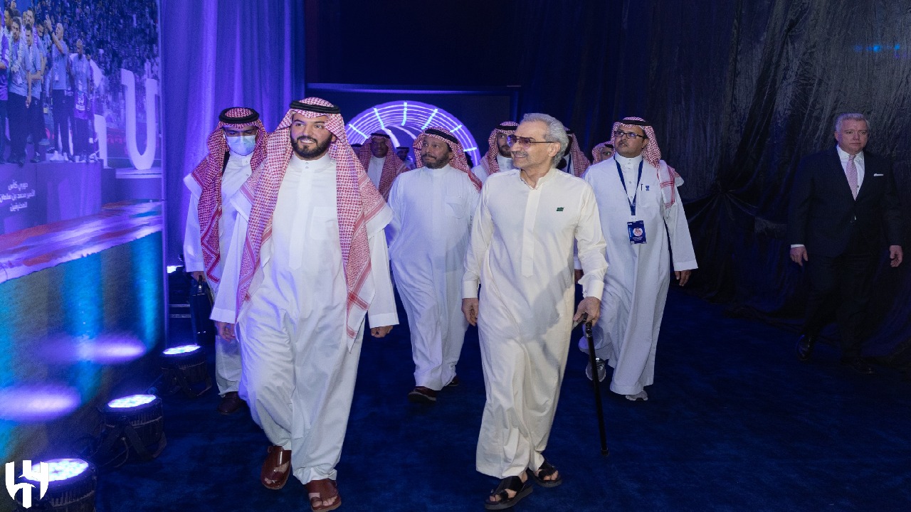 الأمير الوليد بن طلال يزور معرض هوية الهلال الجديدة
