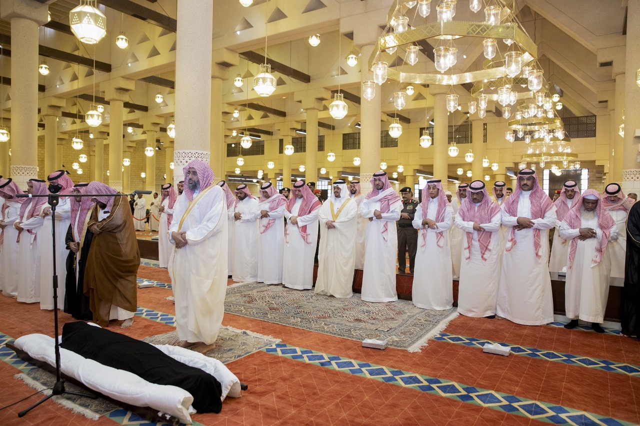 أمير الرياض بالنيابة يؤدي صلاة الميت على صاحبة السمو الأميرة عبير بنت عبدالله