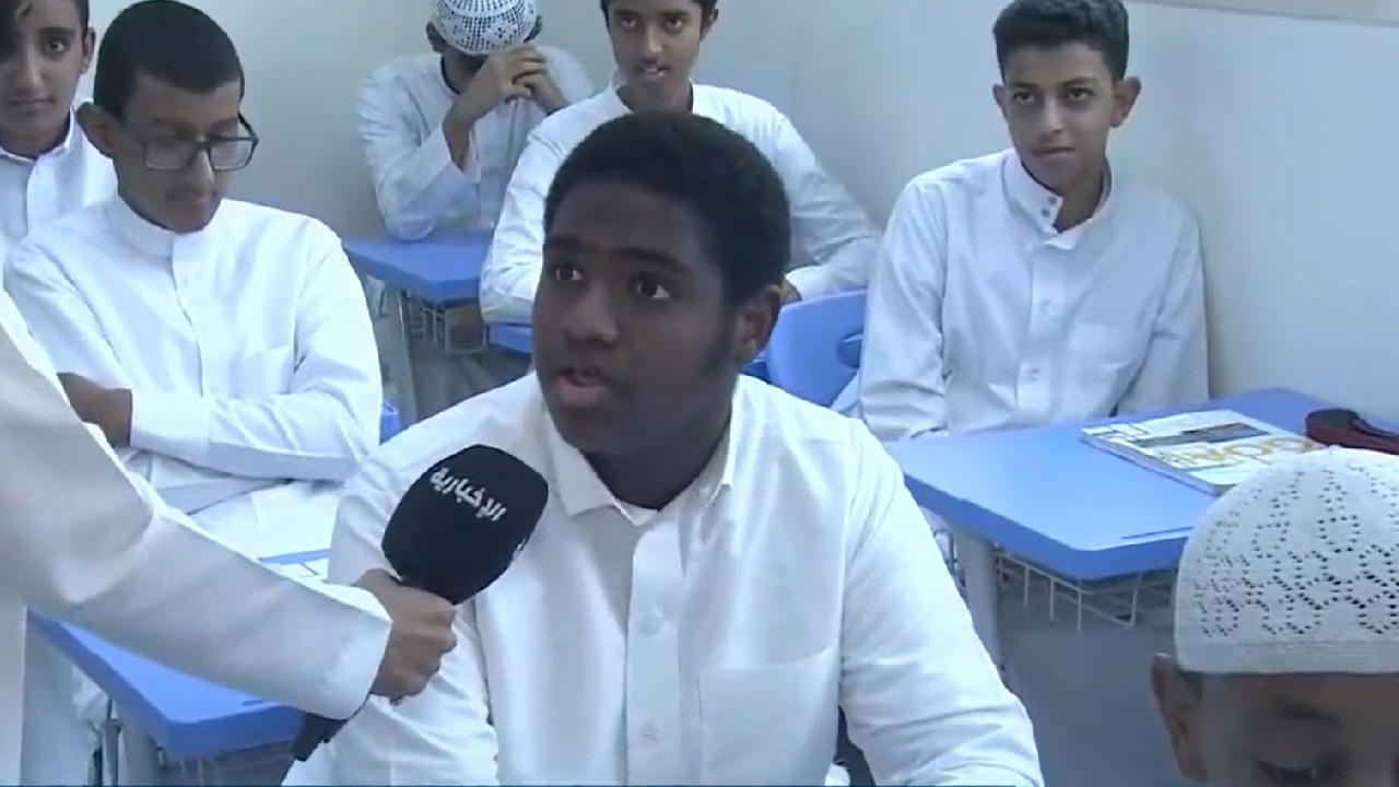 بالفيديو .. أحد طلاب المدارس العشوائية في جدة سابقًا ينقل مشاعره عن المدارس الحديثة