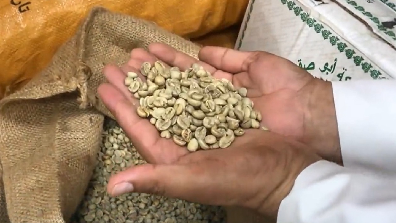 شاهد .. أبرز طرق الغش في القهوة في أسواق المملكة