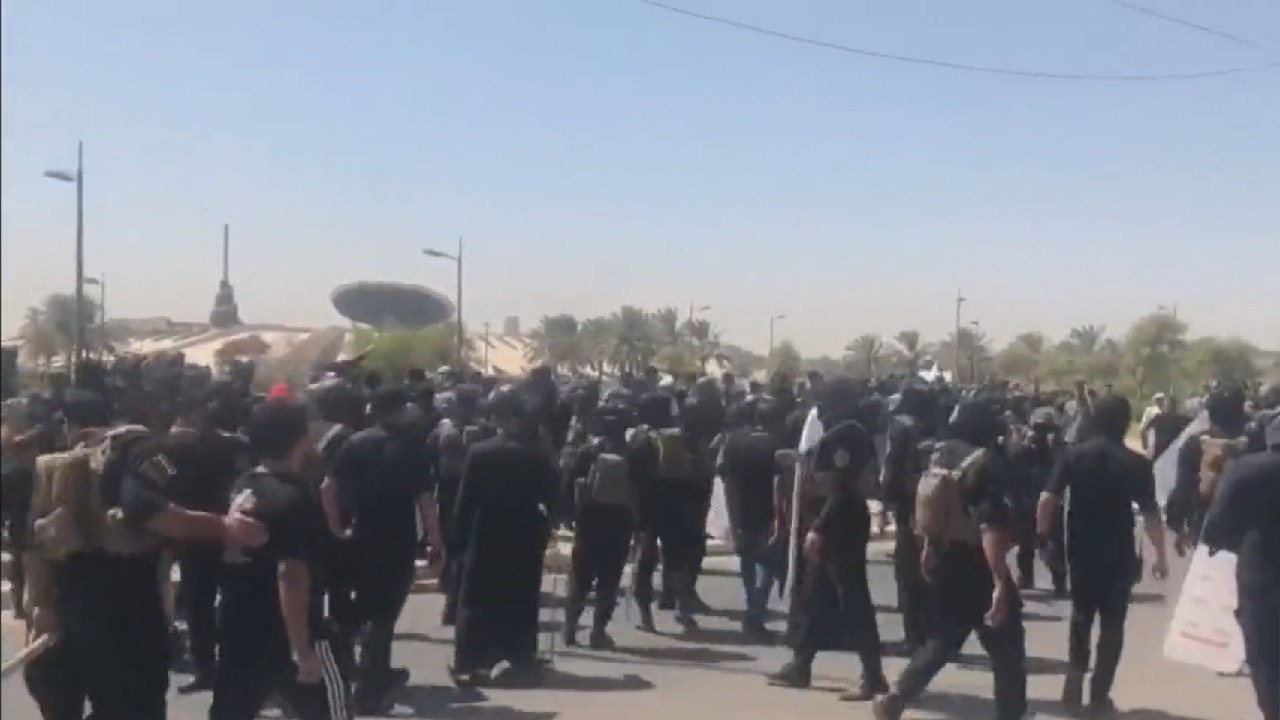 شاهد .. إغلاق بوابات المنطقة الخضراء لمنع دخول المحتجين من أنصار الصدر