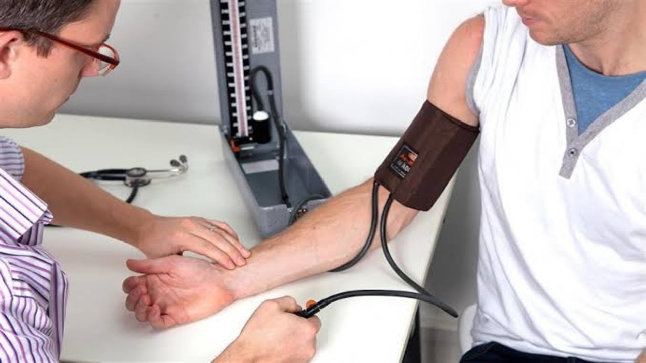 سبب أهمية أخذ قراءات ضغط الدم من كلا الذراعين